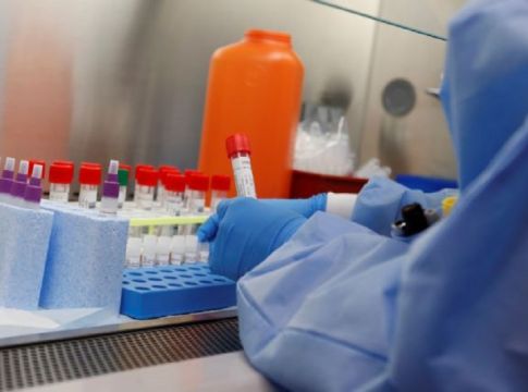 Σε έξαρση ο κορωνοϊός τις επόμενες εβδομάδες – Οι φόβοι και η «μάχη» των επιστημόνων