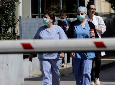 «Σήμα κινδύνου» εκπέμπουν τα δημόσια νοσοκομεία: Πάνω από 100 υγειονομικοί με κοροναϊό, 500 σε καραντίνα