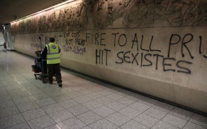 Βανδαλισμός στο μετρό Ακρόπολη: Ντροπιαστικές εικόνες – Καταστροφές σε αρχαία ευρήματα