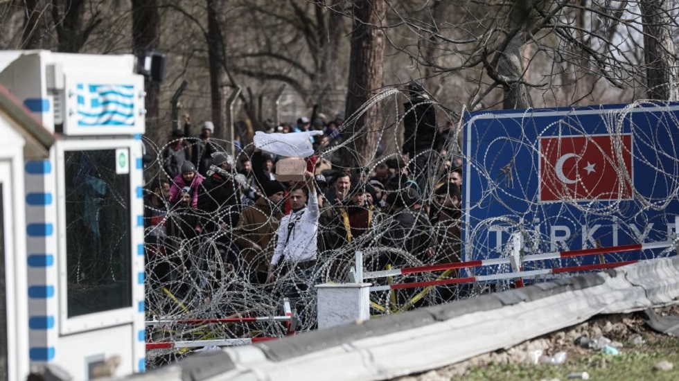 Le Figaro: O Eρντογάν ενορχηστρώνει τον προσφυγικό εκβιασμό