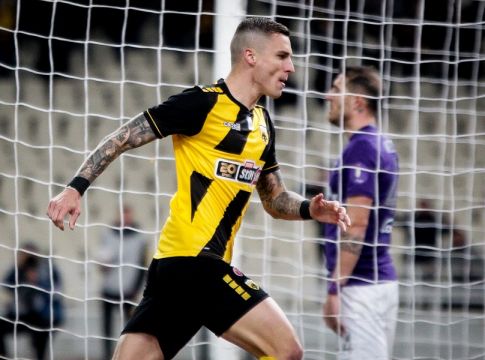 Βράνιες: Κάνει βαράκια στο σπίτι με μπλούζα της Original (pic)