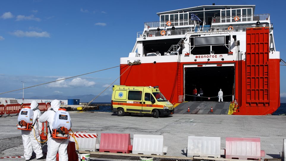 Κορωνοϊός: Στο Λαϊκό μεταφέρθηκαν οι δύο ναυτικοί του «Θεολόγος» – Σε καραντίνα το πλήρωμα