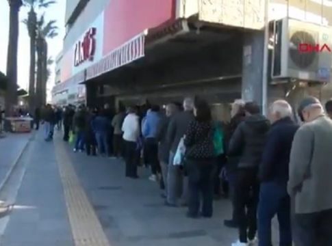 Κορωνοϊός – Τουρκία: Ουρές για… θαυματουργή κολόνια που «θεραπεύει» τον ιό!