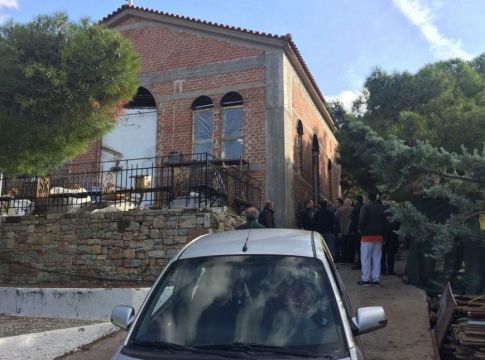 Κορωνοϊός: Ο ιερέας του Προφήτη Ηλία Ηλιούπολης «κλειδώθηκε» μαζί με πιστούς μέσα στο ναό