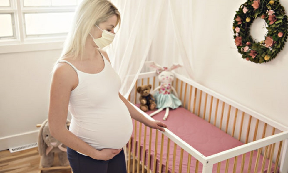 Κορωνοϊός: Πώς επηρεάζει την εγκυμοσύνη – Τι έχουν δείξει οι μελέτες