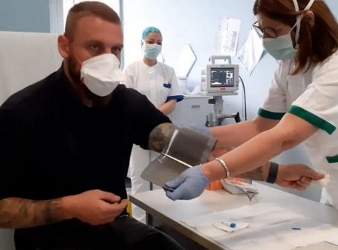 Στο πλευρό των Ιταλών ο Ντε Ρόσι και η σύζυγος του (vid)