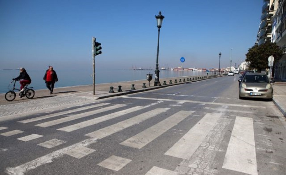 Κορωνοϊός: Ενα βήμα από την απαγόρευση της κυκλοφορίας σε όλη τη χώρα