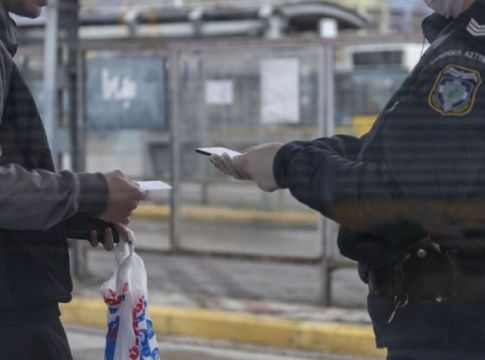 Eσπαγε καθρέφτες αυτοκινήτων φωνάζοντας ότι έχει κορωνοϊό – Σε καραντίνα 14 αστυνομικοί