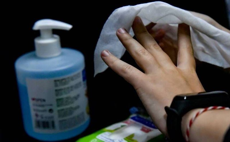 Αυξάνεται το όριο για αγορά αντισηπτικών και οινοπνεύματος – Πλέον μπορούμε να αγοράζουμε τρεις συσκευασίες