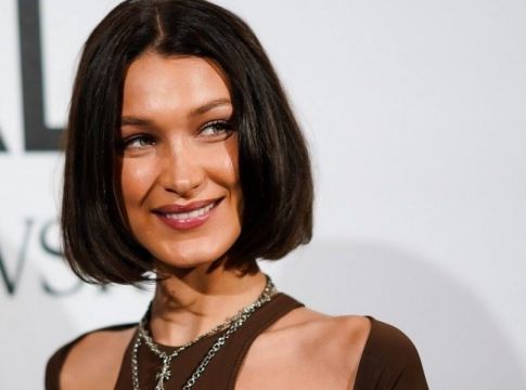 Η Bella Hadid γδύθηκε για να μείνουμε σπίτι (pic)