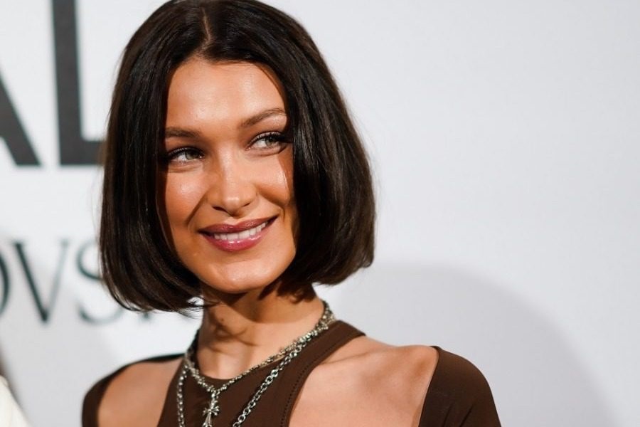 Η Bella Hadid γδύθηκε για να μείνουμε σπίτι (pic)