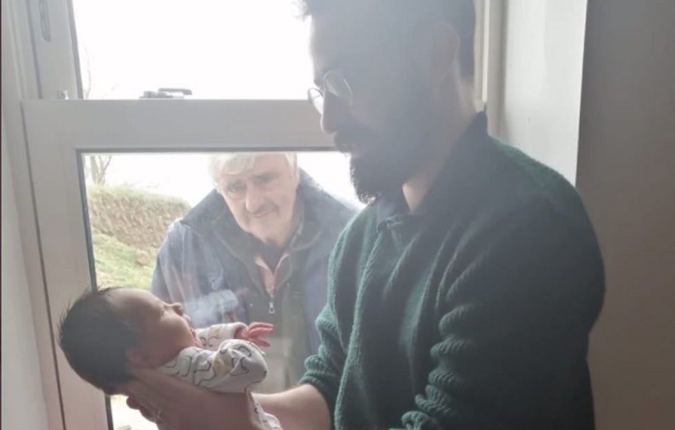 Κορωνοϊός: Παππούς βλέπει το νεογέννητο εγγονό του πίσω από ένα τζάμι