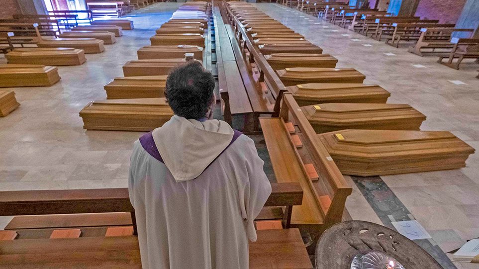 Ιταλία: Εκκλησία γεμάτη φέρετρα στο Μπέργκαμο – Οδηγούνται σε άλλη πόλη για αποτέφρωση (ΒΙΝΤΕΟ & ΦΩΤΟ)