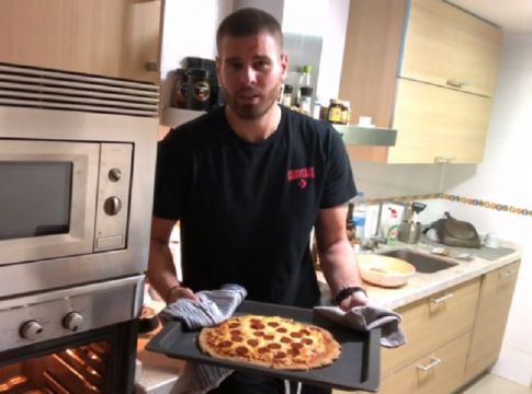 Μπόγρης: «Μένουμε μέσα, φτιάχνουμε πίτσα» (vid)