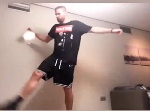 Ο Μπόγρης κάνει το challenge του χαρτιού τουαλέτας και δηλώνει Ροναλντίνιο (vids)