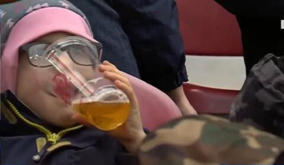 Απίστευτο: 6χρονο παιδί έπινε μπύρα σε αγώνα ποδοσφαίρου! Μπορεί και όχι… (vid)