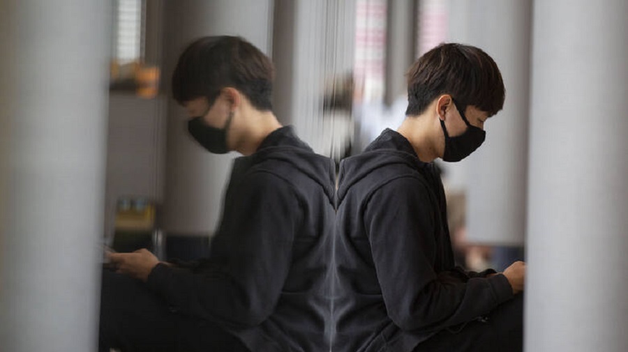 Κορωνοϊός – Οι ειδικοί προειδοποιούν: Σταματήστε να φοράτε φακούς επαφής