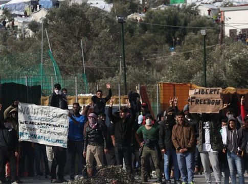 ΕΚΤΑΚΤΟ: Νέα πορεία 1.000 αλλοδαπών από τη Μόρια