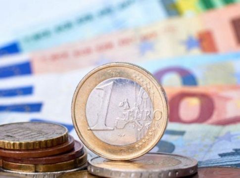 Διπλό έκτακτο επίδομα 300 ευρώ και voucher – Οι δικαιούχοι, πότε η πληρωμή