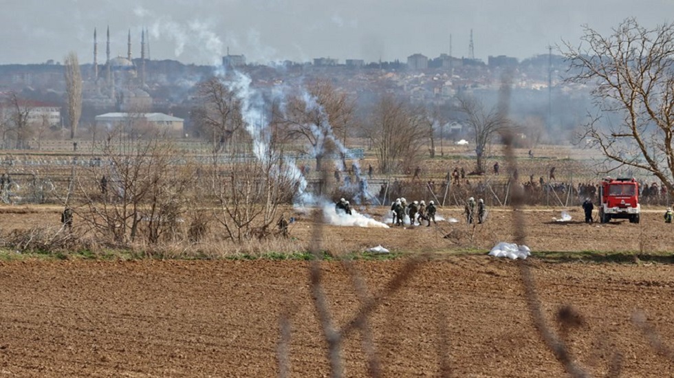 Μετανάστες στον Έβρο: «Βροχή» χημικών από τους Τούρκους από το πρωί – Δείτε εικόνες και βίντεο