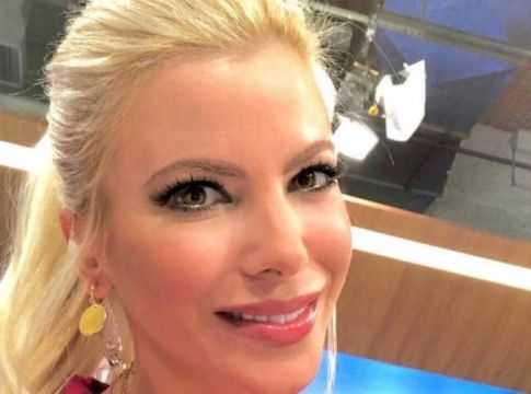 H Αντελίνα Βαρθακούρη μιλάει για τις καμπύλες της και απαντάει στους επικριτές της