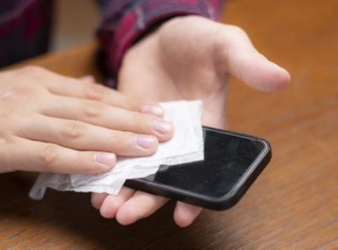 Κορωνοϊός: Πώς απολυμαίνουμε σωστά το κινητό τηλέφωνο – Ο ιός μένει για μέρες στις οθόνες αφής!