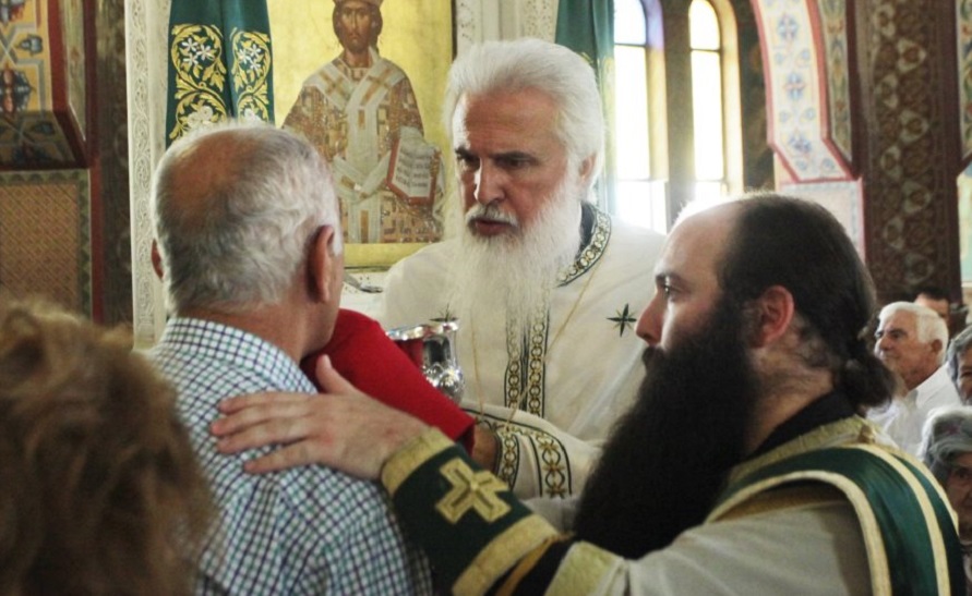 Κορωνοϊός: «Πόλεμος» μετά την απόφαση της Ιεράς Συνόδου οι ιερείς να κοινωνούν κανονικά