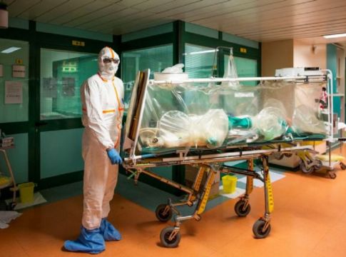Σύνορα ερμητικά κλειστά: Ο κοροναϊός «λυγίζει» την Ευρώπη και «θερίζει» τις ΗΠΑ