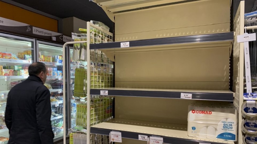 Κορωνοϊός στην Ιταλία: Άδειασαν τα ράφια των σούπερ μάρκετ σε Ρώμη και Νάπολη