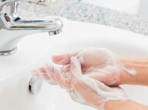 Κορωνοϊός: Πόσες φορές να πλένουμε τα χέρια μας για να μειωθεί κατά 36% ο κίνδυνος λοίμωξης