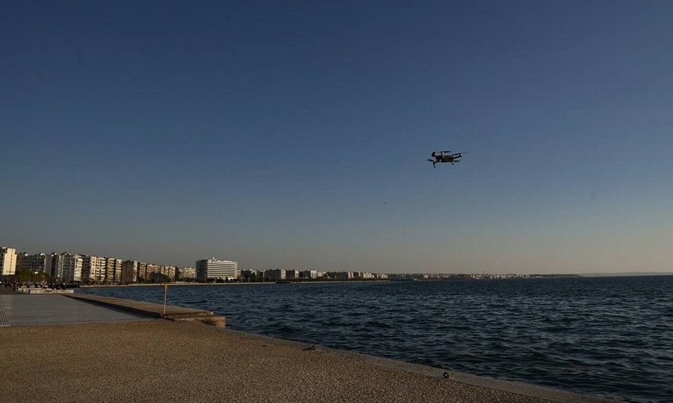 Κορονοϊός – Θεσσαλονίκη: Drone πετάει πάνω από την παραλία και καλεί τους πολίτες να μείνουν σπίτι