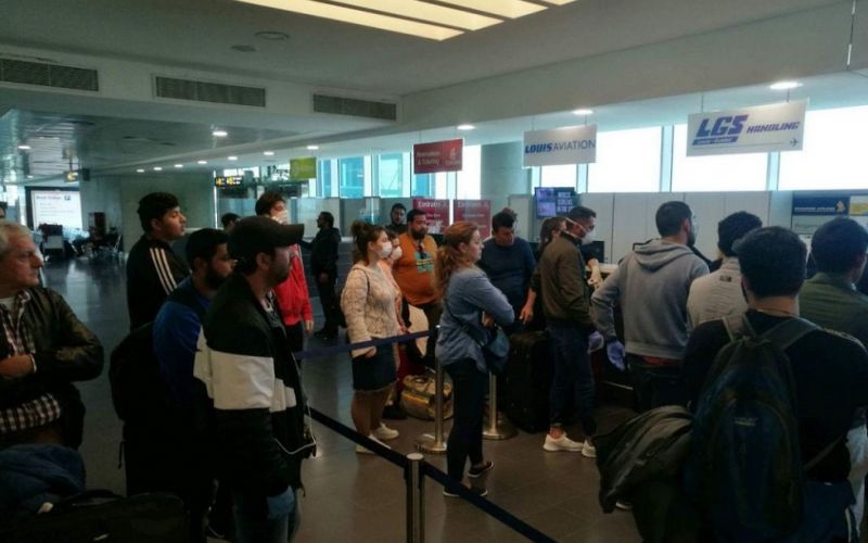 Χάος στο αεροδρόμιο της Λάρνακας – Έλληνες στην ουρά για ένα εισιτήριο χωρίς προστασία