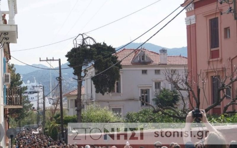 Μεταναστευτικό – Λέσβος: Παρά τον κορωνοϊό έκαναν πορεία στη Μυτιλήνη