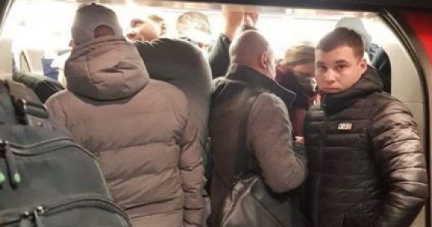 Κορωνοϊός: Απίστευτες εικόνες στο μετρό του Λονδίνου – Χιλιάδες άνθρωποι στοιβαγμένοι