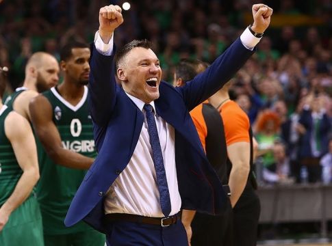 Γιασικεβίτσιους: Του τραγούδησαν τα χρόνια πολλά στο γήπεδο (vid)