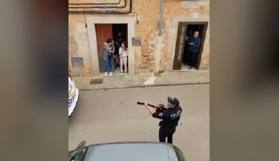 Κορωνοϊός: Αστυνομικοί στη Μαγιόρκα τραγουδούν και δίνουν ζωή σε πόλη σε καραντίνα
