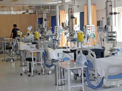 Κορωνοϊός: Καθηγητής Επιδημιολογίας κρούει τον κώδωνα του κινδύνου