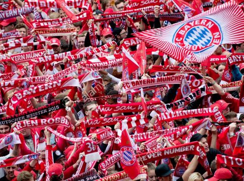 Οπαδοί Μπάγερν προς Ρουμενίγκε: «Παίρνετε ματωμένα λεφτά από Κατάρ»