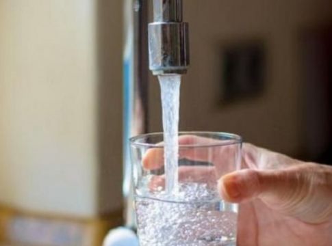 Γιατί αξίζει να πίνετε νερό αμέσως μόλις σηκώνεστε το πρωί