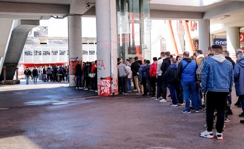 Παροξυσμός: Από τις 6:30 το πρωί στα εκδοτήρια ο κόσμος του Ολυμπιακού για εισιτήρια (vid)