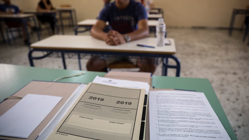 Κορωνοϊός – Πανελλήνιες: «Στόχος να γίνουν οι εξετάσεις μέχρι τον Ιούλιο» λέει η Νίκη Κεραμέως