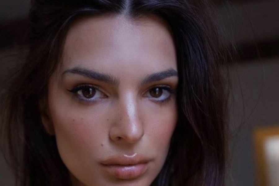 Η Emily Ratajkowski ξεσηκώνει τους γείτονές της (Pic)