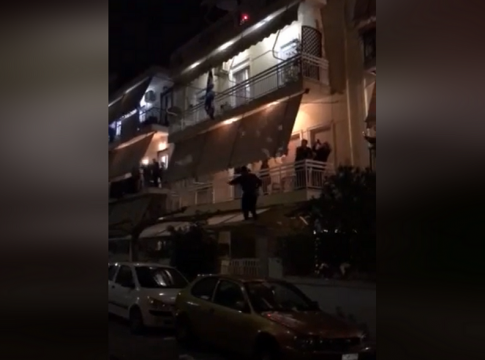 Γενέθλια στην εποχή του κορωνοϊού: Οι γείτονές της στο Ηράκλειο της κατέβασαν την τούρτα με… σχοινί!