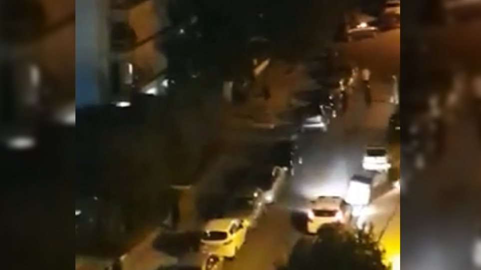 Κορωνοϊός – Παλαιό Φάληρο: «Κλεφτοπόλεμος» με… Ρέμο και Αστυνομία για το «πάρτι» στα μπαλκόνια