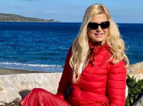 Εδώ ο κόσμος καίγεται και η Μαρίνα ανεβαίνει σε… γαϊδούρι! (ΦΩΤΟ)