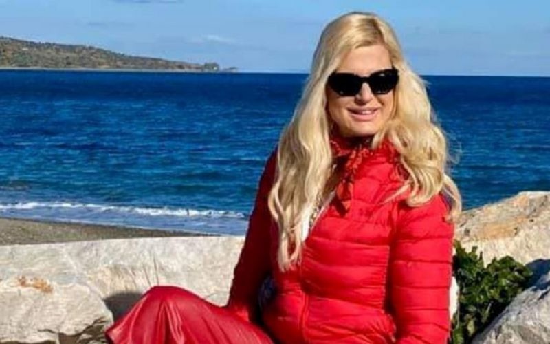 Εδώ ο κόσμος καίγεται και η Μαρίνα ανεβαίνει σε… γαϊδούρι! (ΦΩΤΟ)