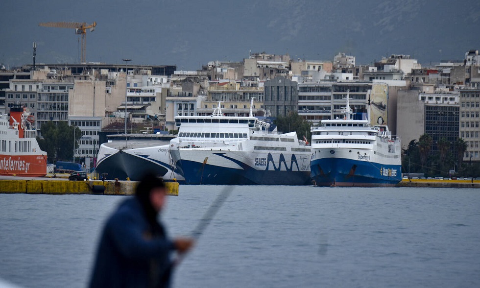 Γεμάτα αναχωρούν τα πλοία από το λιμάνι του Πειραιά