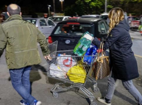 Ιταλία: Επιδρομή στα σούπερ μάρκετ μετά τη γενική καραντίνα που ανακοινώθηκε!