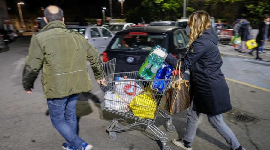 Ιταλία: Επιδρομή στα σούπερ μάρκετ μετά τη γενική καραντίνα που ανακοινώθηκε!
