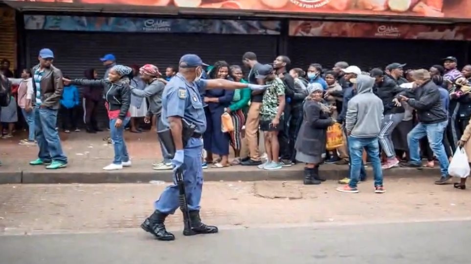 Κορωνοϊός – Νότια Αφρική: Πυρά αστυνομικών για να διαλύσουν πληθος έξω από σούπερ μάρκετ
